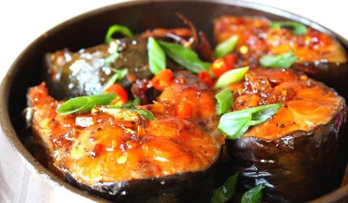 Cách kho cá trắm đen với thịt ba chỉ đơn giản mà vẫn đầy hấp dẫn, hương vị đậm đà hao cơm