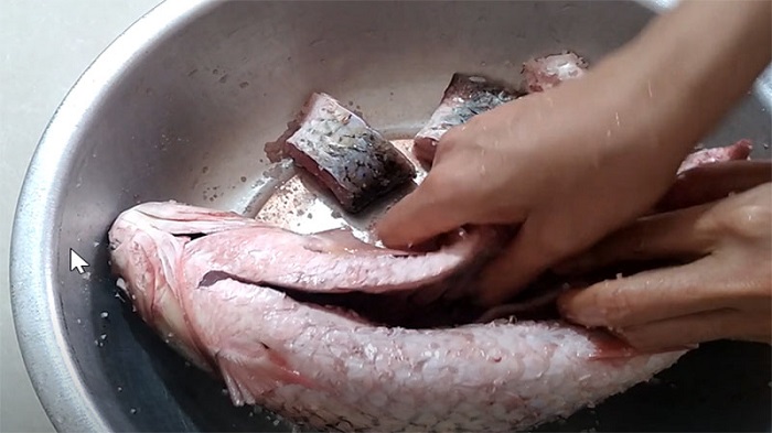Ngâm cá trắm đen trong nước muối hoặc chà xát với muối